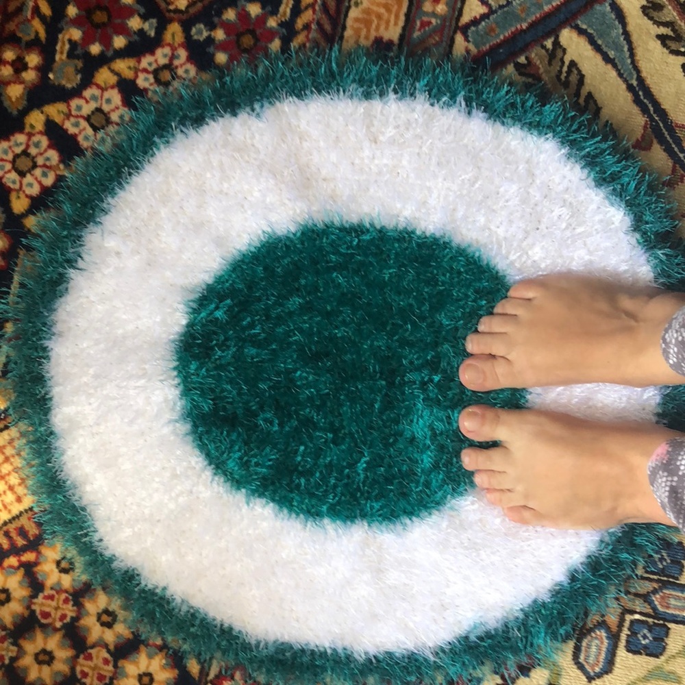 Handmade fuzzy bathroom rug(oblong)